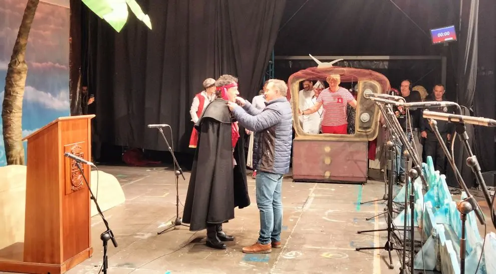 El alcalde le coloca la capa. R.A.