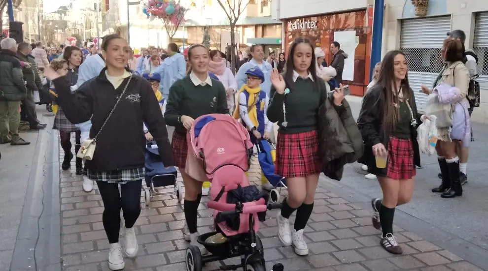 Las colegialas durante el trayecto. R.A.