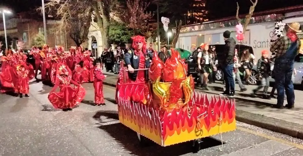 Los grupos se acompañaron de vehículos. R.A.