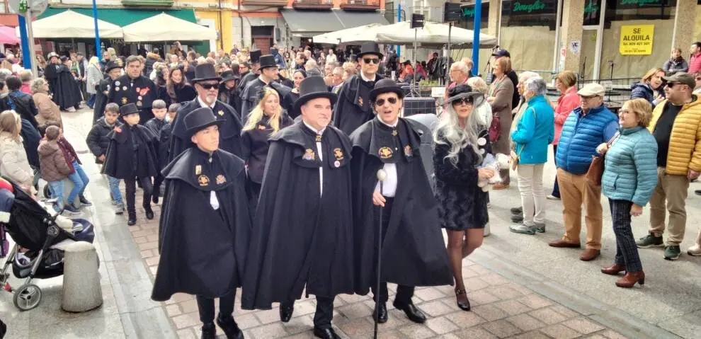 El alcalde y el pregonero tras el apresamiento del reo. R.A.