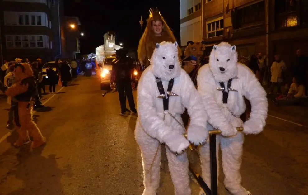 Numeroso público presenció el desfile. R.A.