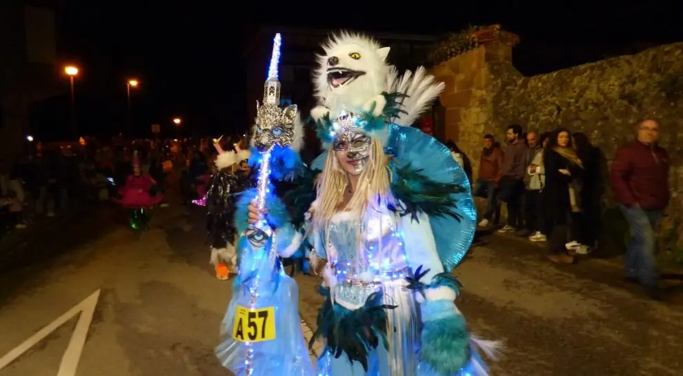 El desfile transcurrió por el centro de Cabezón de la Sal. R.A.