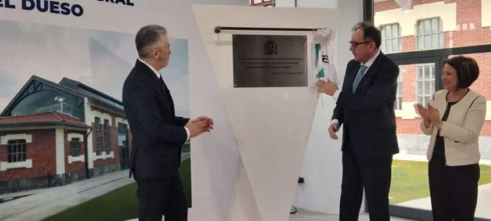 Descubrimiento de una placa. R.A.