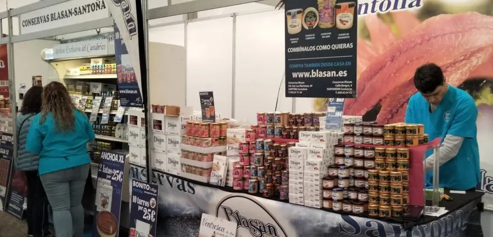 Expositor de Blasán con sus diversos productos. R.A.