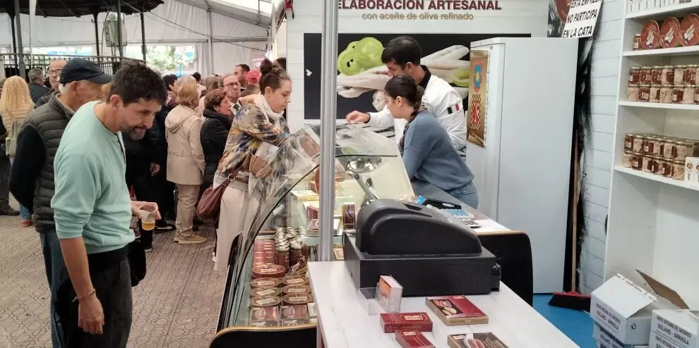 La conservera Solano-Arriola vendiendo sus productos. R.A.