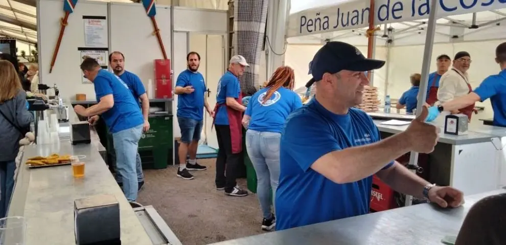 La peña Juan de la Cosa prepara bocartes. R.A.