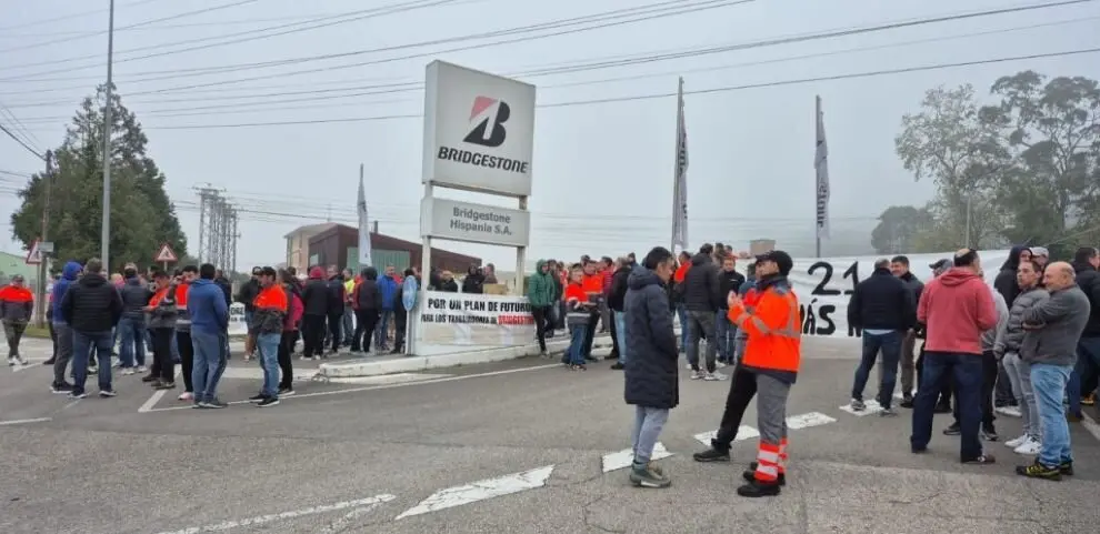 Trabajadores en la huelga de Bridgestone.