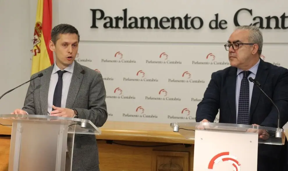 Mario Iglesias, a la izquierda, junto a Pedro Hernando en la rueda de prensa..