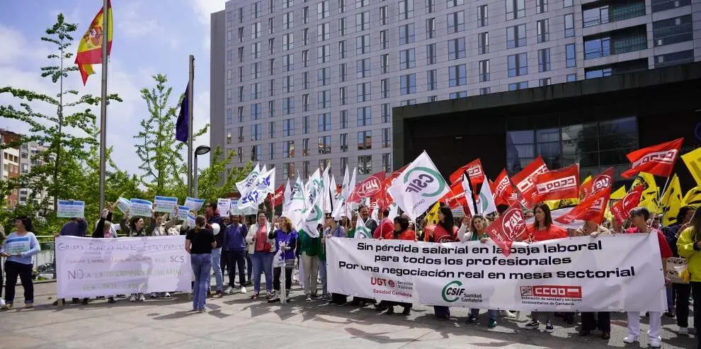 Profesionales sanitarios en la concentración en el Hospital Universitario Marqués de Valdecilla.