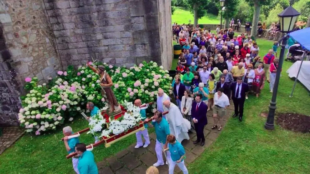 Procesión en las fiestas de San Juan en Colindres.