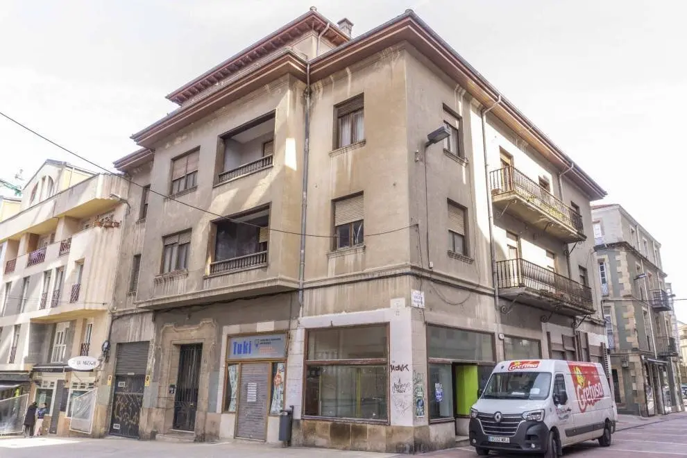 Edificio que se derribará en Torrelavega.