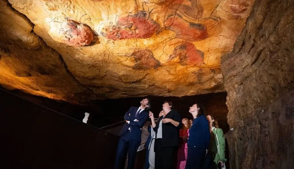 Las autoridades políticas visitan la cueva de Altamira.
