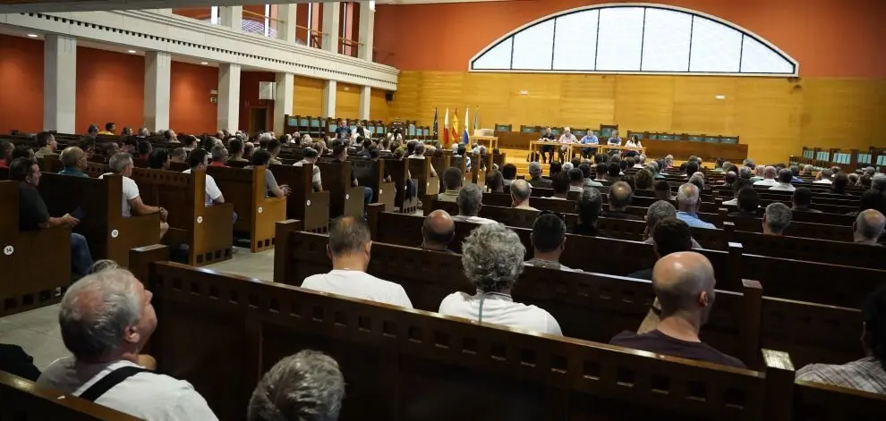 Asistentes a la asamblea del metal.