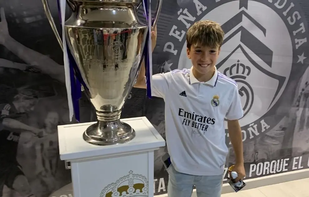 Fotografías con la réplica de la Champions. R.A.