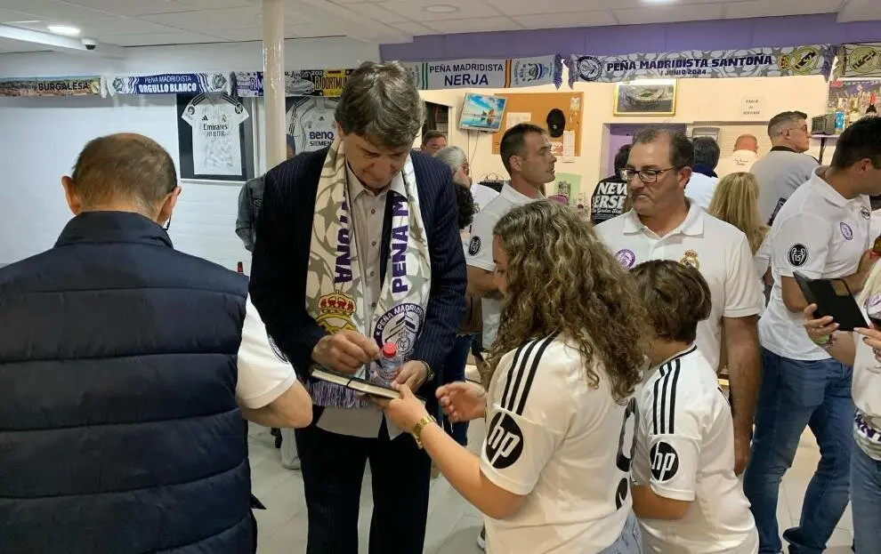 Agustín firma a los niños. R.A.