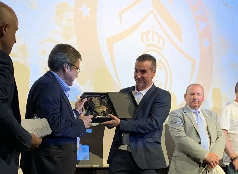 Intercambio de detalles en el acto. R.A.