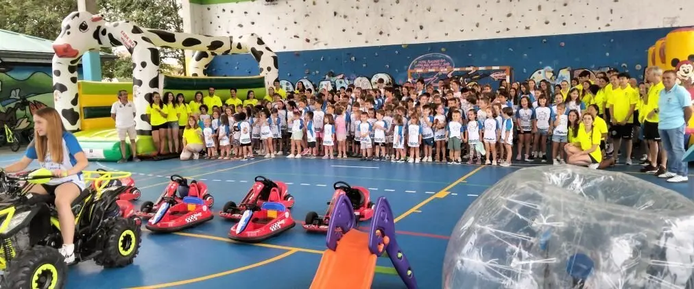 Niños y monitores participantes en las actividades de Argoños. R.A.