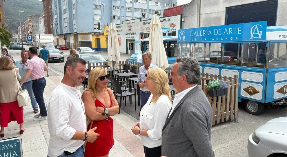 Ana María recibe a las autoridades. R.A.