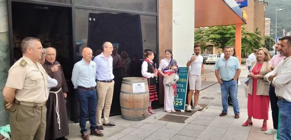 Las autoridades en la puerta de La Galería de la Anchoa. R.A.
