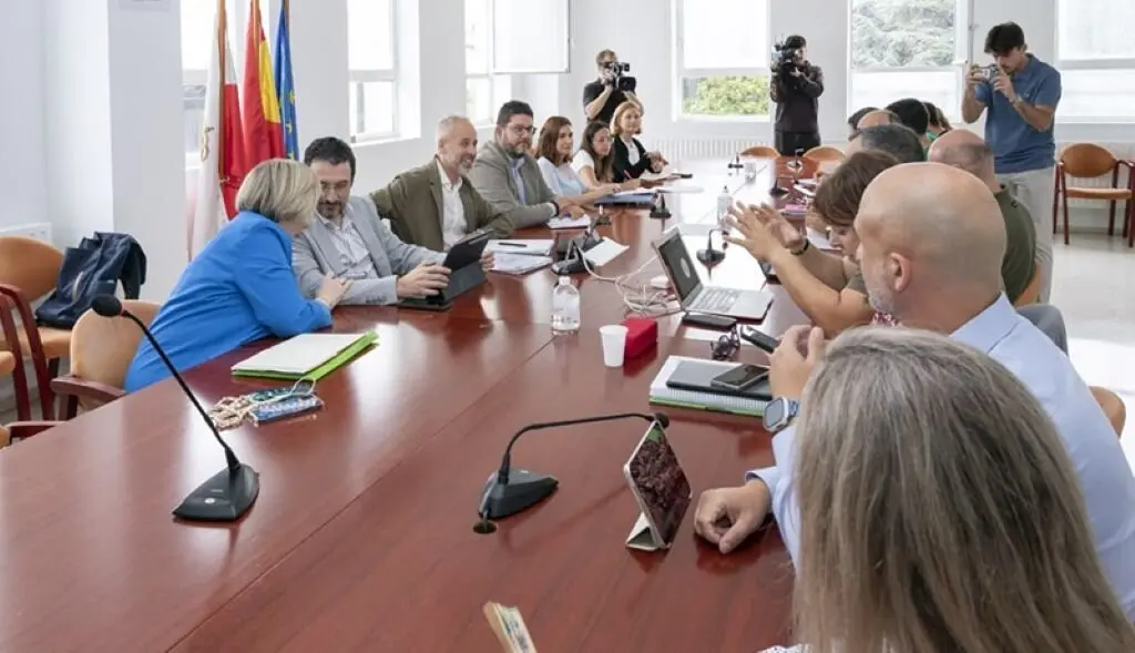 Un momento de la reunión ente Educación y docentes.