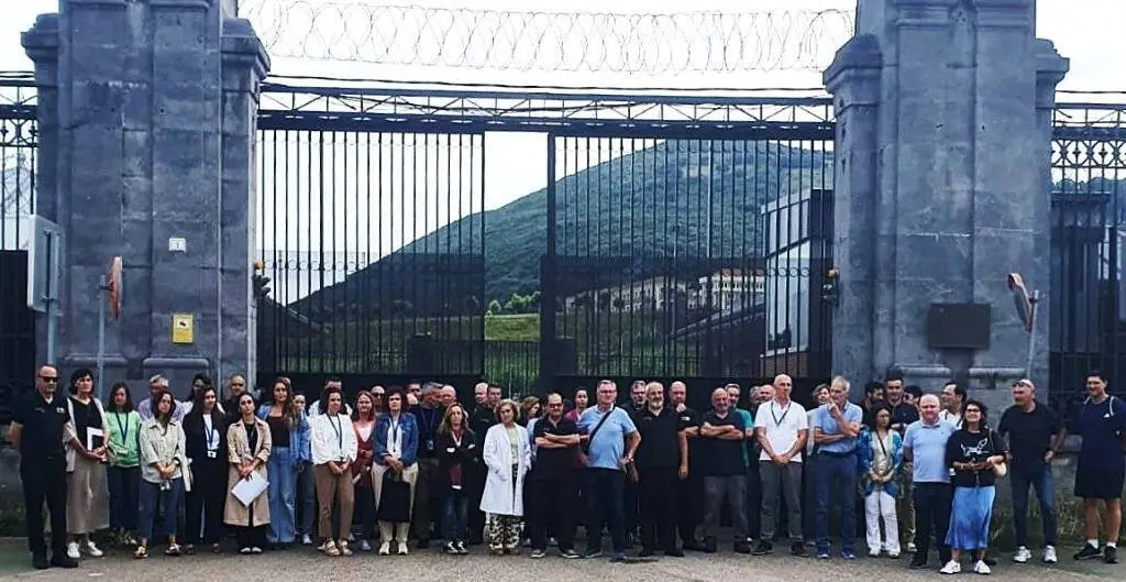 Concentración en la puerta principal de acceso al penal El Dueso, en Santoña.