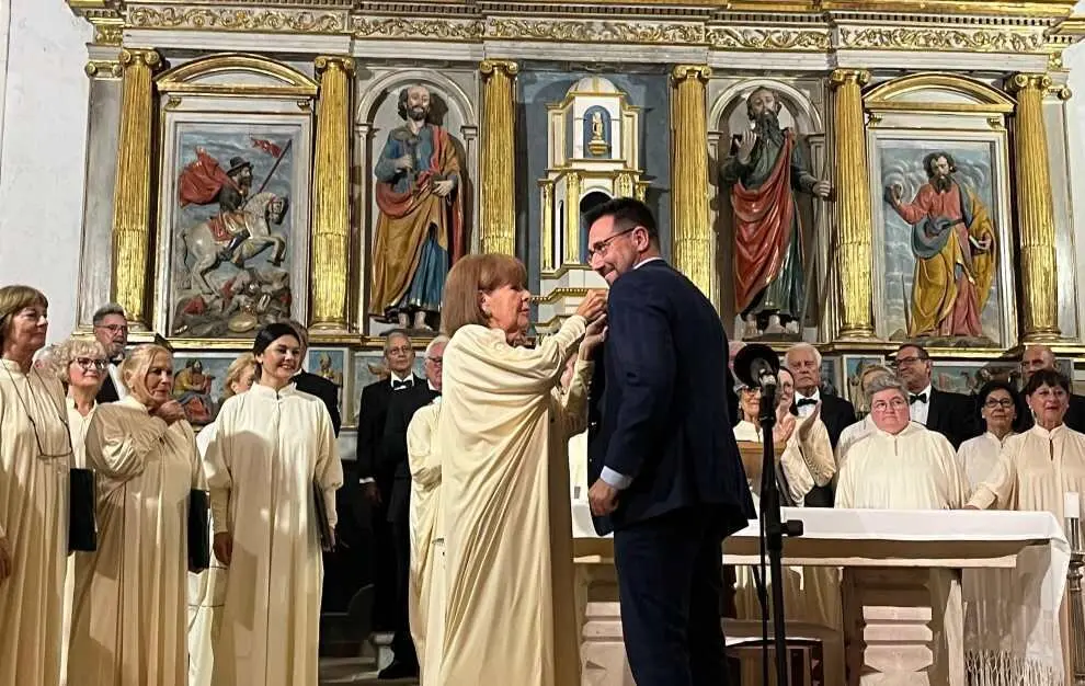 Un momento de la entrega de la Medalla de Oro al alcalde de Colindres, Javier Incera.
