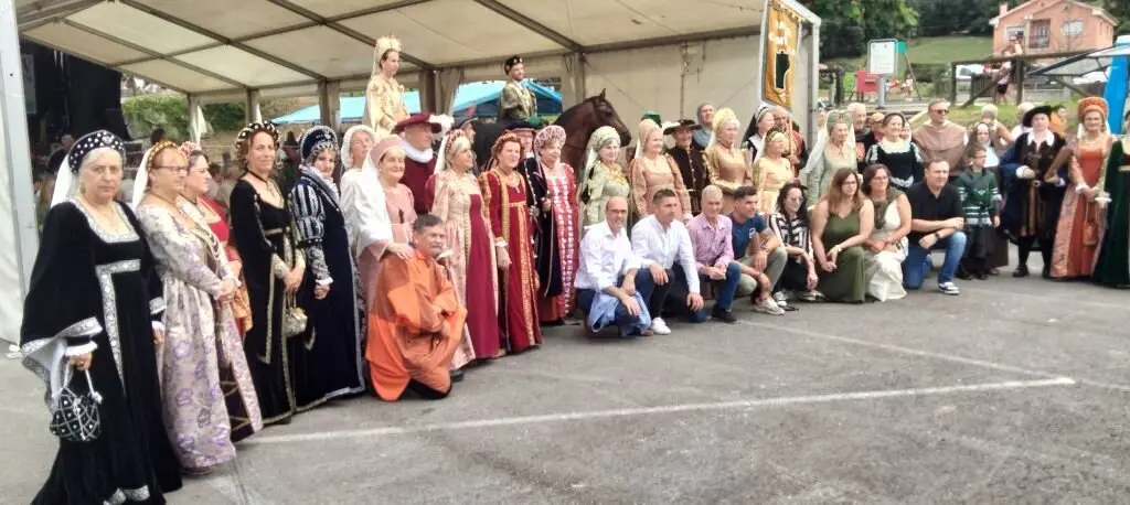 Fotografía de familia de autoridades y figurantes. R.A.