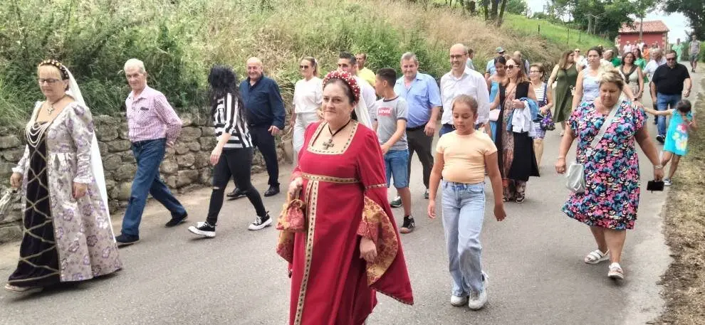 Los figurantes y los vecinos en el acto. R.A.