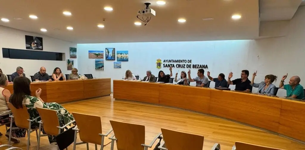 Los concejales en el Pleno de Santa Cruz de Bezana.