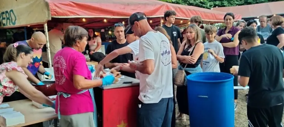 Reparto de bocadillos en Ajo. R.A.