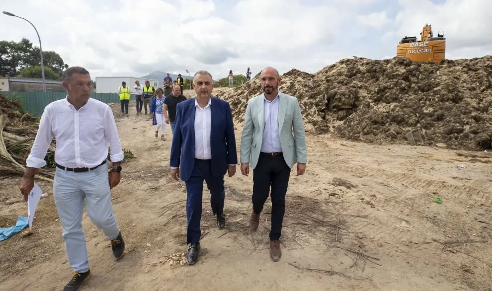 Visita a las obras del futuro punto limpio de Laredo.