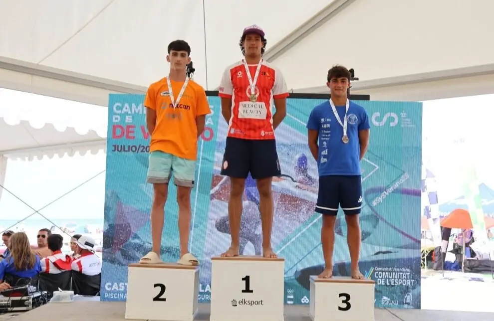 Los socorristas recogen las medallas.