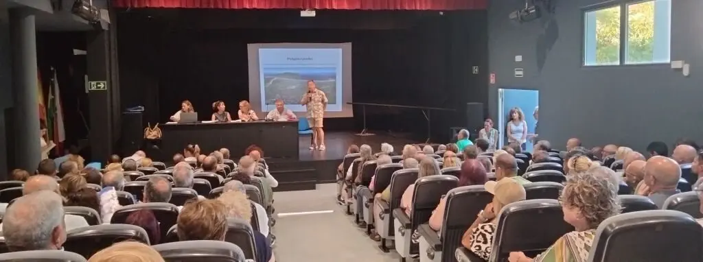 Reunión de los vecinos afectados por el PSIR del parque industrial de Laredo.