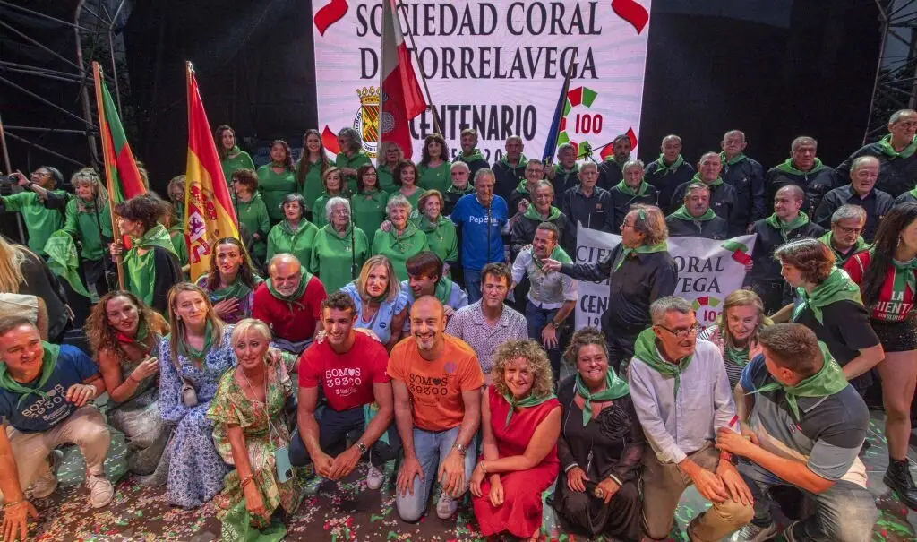 Fotografía de familia del pregón sobre el escenario.