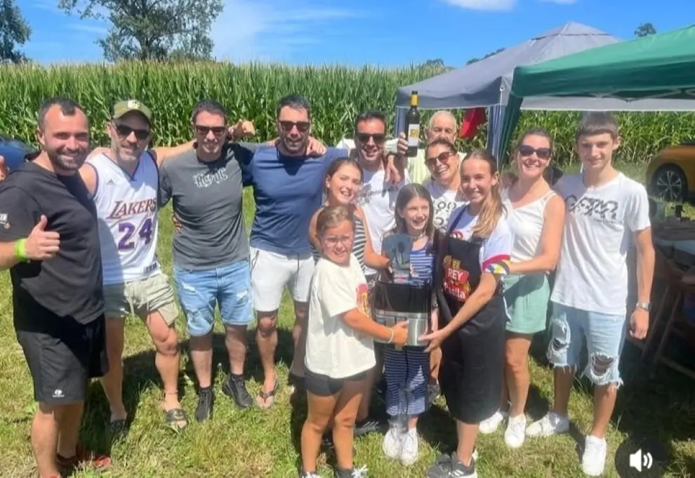 Grupo en el Concurso de Paellas en Gama.