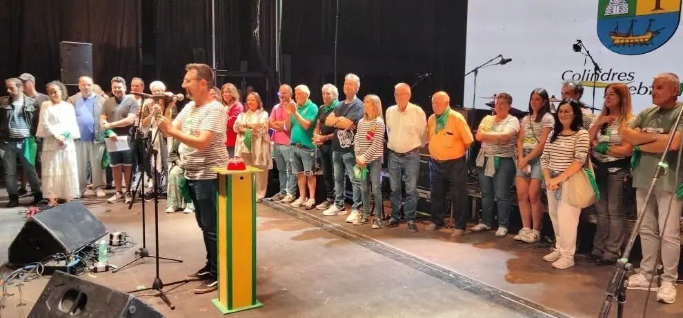 El alcalde Javier Incera se dirige al público. R.A.