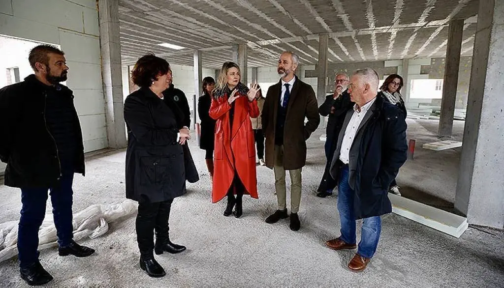 Visita al colegio de Villaescusa por las autoridades políticas.