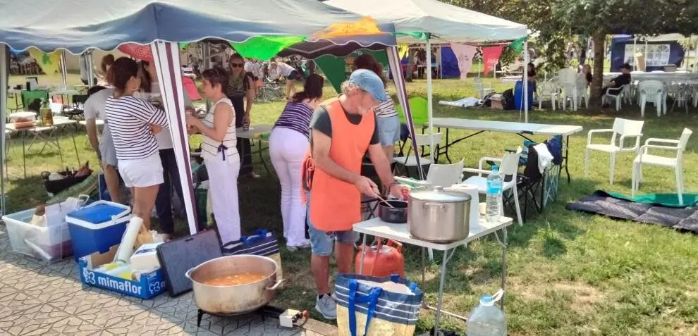 Cocinando en las ollas. R.A.