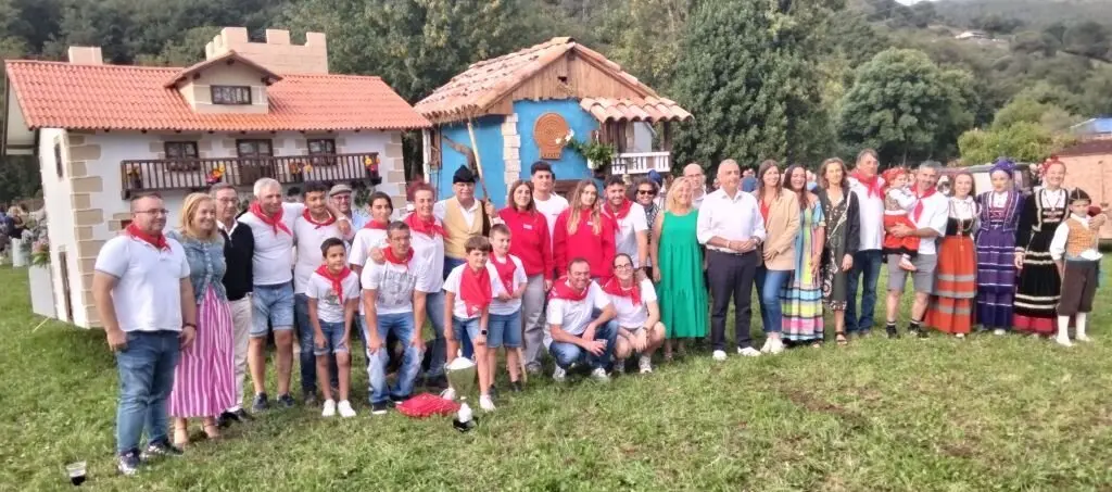 Las autoridades políticas, los premiados y los organizadores. R.A.