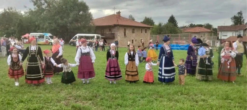 Cerca de 40 trajes regionales se mostraron. R.A