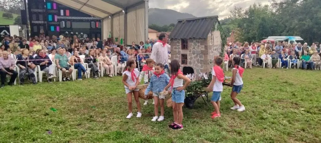 Las carrozas se exhibieron ante el público. R.A.