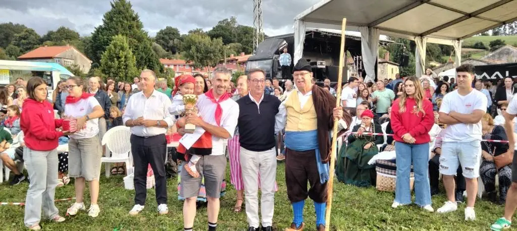 El alcalde participó en la entrega de los premios. R.A.
