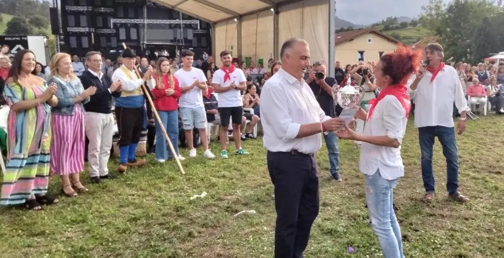 El consejero de Fomento, Roberto Media, entregó un premio. R.A.