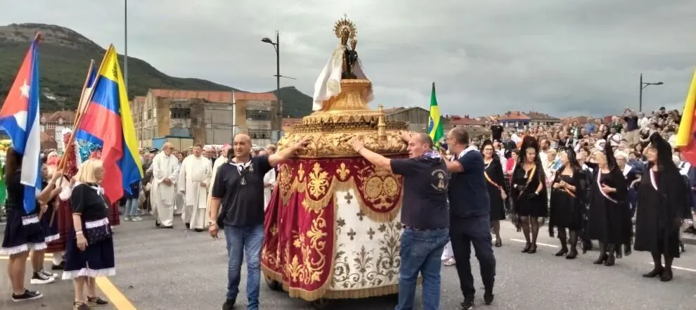 La llegada de la imagen al puerto pesquero. R.A.