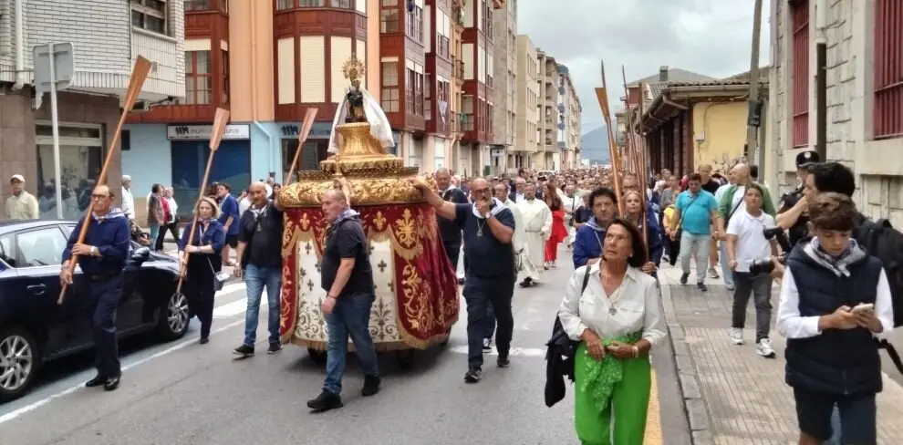 procesión desde la iglesia por las calles de Santoña. R.A.
