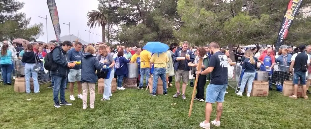 Numerosos público asistió al reparto. R.A.