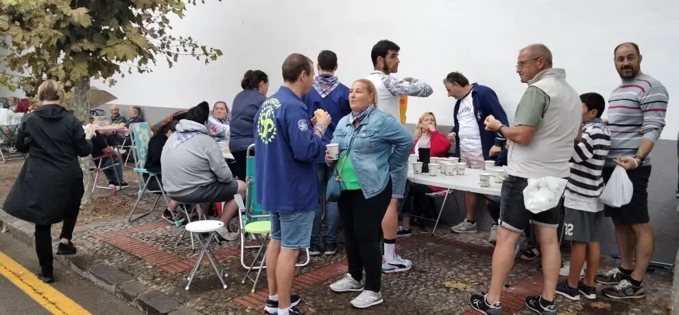 La concejal de Festejos disfruta del marmite. R.A.