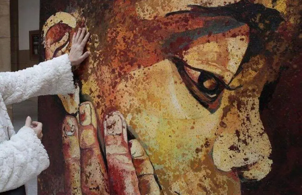 Los visitantes pueden tocar las obras.