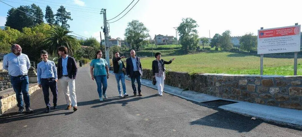 Las autoridades políticas visitan las obras en Santiurde de Toranzo.