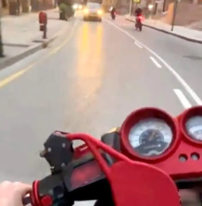Carreras ilegales en ciclomotores.